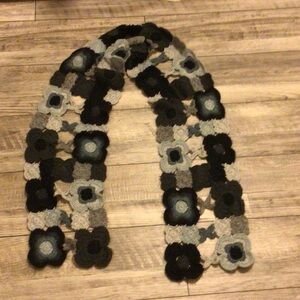 2/$9, 4/$15 Lucky Brand blue knit floral scarf